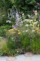 Plantation de pollinisateurs dans le jardin The Urban Pollinator, conçu par Caitlin McLaughlin, parrainé par Warner ' s, RHS Hampton Court Palace Garden Festival, 2019.
