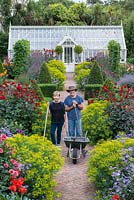Steve et Phillippa Lambert, dans le jardin clos, ils ont sauvé de l'abandon et restauré comme un jardin potager victorien.