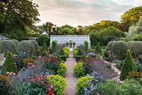 Un jardin potager clos victorien entièrement restauré est planté d'un mélange de fleurs topiaires, annuelles, d'herbes, de fruits et de légumes.
