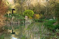 Vue sur l'étang et les bois environnants à Abbey House Gardens, Malmesbury, Royaume-Uni.