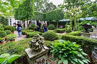 Les visiteurs profitent d'un des jardins privés le long du canal Keizersgracht, qui a été conçu pour une atmosphère tranquille avec des plantes à feuillage et uniquement des fleurs blanches. Amsterdam, Pays-Bas.