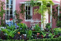 Une cour isolée le The Dream of the Indianos Garden, conçu par Rose McMonigall, RHS Hampton Court Palace Garden Festival, 2019.