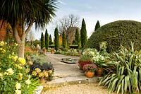 Terrasse, avec des conifères et des plantations mixtes à Chippenham Park, Cambrideshire, Royaume-Uni.