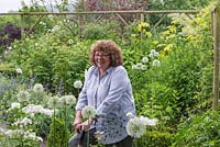 Sue Emms, dans le jardin du chalet contemporain qu'elle a conçu autour de son chalet C18 dans le Herefordshire rural.