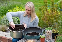 Étape par étape, plantez des plantes succulentes dans un bol en cuivre vintage. Étape 3: le bol est partiellement rempli de compost polyvalent mélangé à un tiers de gravier horticole.