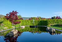 'Zephyr 'de Simon Gudgeon surplombant une piscine réfléchissante, entourée de haies Carpinus betulus - Le jardin créatif Leaf, un jardin d'une contemplation tranquille - RHS Malvern Spring Festival 2019