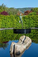 'Zephyr 'de Simon Gudgeon surplombant une piscine réfléchissante avec bloc de pierre - The Leaf Creative Garden, A Garden of a quiet contemplation - RHS Malvern Spring Festival 2019