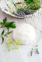 Pâte à sel et fleurs rassemblées pour fabriquer des étiquettes et des tuiles décoratives.