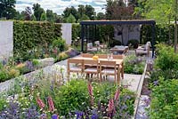 Salle de jardin ouverte en bois et acier avec toit végétal vert. Jardin extérieur contemporain. RHS Hampton Court Festival 2019.
