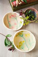 Petits bols en pâte à sel et décorés de motifs floraux peints