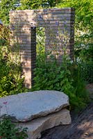 Cloison en brique de pavé belge avec gros rocher en pierre - Le jardin du sanctuaire RHS, RHS Hampton Court Palace Flower Festival 2019