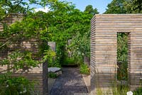 Chemin de briques menant à travers des salles de jardin avec des cloisons de pavage en briques belges - Le jardin du sanctuaire RHS, RHS Hampton Court Palace Flower Festival 2019