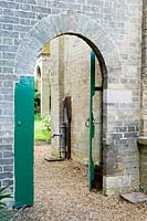 Vue à travers l'arche de briques à Hoveton Hall Estate, Norwich, Royaume-Uni.