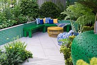 The Greenfingers Charity Garden: terrasse en dalle avec banc vert. Sponsors: Greenfingers Charity. Exposition florale Rhs Chelsea 2019.