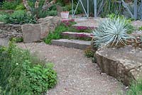 Marches de jardin sculptées dans la roche solide dans le jardin de résilience au RHS Chelsea Flower Show 2019