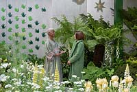 Le Jardin de bienfaisance Greenfingers. La créatrice Kate Gould parle de son jardin d'exposition. Commanditaire: Green Fingers Charity. RHS Chelsea Flower Show 2019.