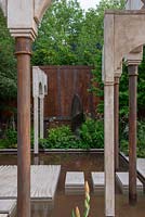 Sculpture de vague par Ben Barrell appelé Poldhu Point, sur un fond rouillé - Le Wedgwood Garden, RHS Chelsea Flower Show 2019