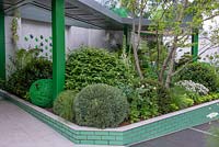 Parterre surélevé carrelé de vert avec des dômes de Carpinus betulus, Pinus et Taxus baccata - The Greenfingers Charity Garden, RHS Chelsea Flower Show, 2019.