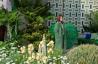 Kate Gould dans son jardin, The Greenfingers Charity Garden, RHS Chelsea Flower Show, 2019.