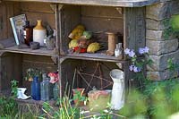 Le jardin Naturecraft. Détail de vieilles caisses en bois utilisées comme espace de stockage de jardin. Commanditaire: Belvoir Fruit Farms.
