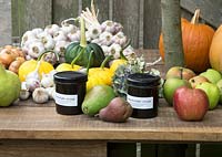 Pots de conserves artisanales avec pommes et poires et produits comestibles à vendre