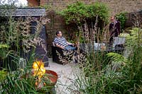 Barbecue avec Justin Edwards et ses amis dans son jardin oasis de verdure dans l'ouest de Londres