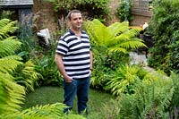 Justin Edwards dans son jardin oasis de verdure dans l'ouest de Londres.