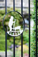 Symbole éternel, anciennement la Royal Benevolent Society de Gardeners, installé dans une porte du jardin York Gate, Adel.