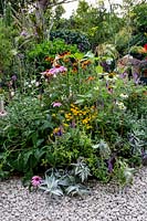 Cette zone est connue sous le nom de Parterre avec des parterres de fleurs herbacées avec Echinacea Magnus Superior, Helenium Moerheim Beauty, Echinacea Pow Wow White.