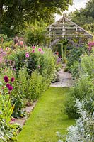 Le jardin cadran solaire avec pergola en bois à Wollerton Old Hall Garden, Market Drayton, Shropshire, Royaume-Uni