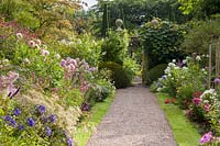 Les principaux parterres de plantes herbacées à Wollerton Old Hall Garden, près de Market Drayton, Shropshire. La plantation comprend: Agapanthus, Dahlias, Phlox, Salvias jamensis et Heuchera.
