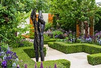 Sculptures en bronze Anna Gillespie 'Trust' et 'Let Heaven Go' dans le jardin des villes saines de Morgan Stanley - RHS Chelsea Flower Show 2015 - Sponsor: Morgan Stanley - Médaille d'or