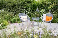 Coin salon avec deux fauteuils et plantation de fleurs riches en nectar - The Urban Pollinator Garden, conçu par Caitlin McLaughlin. RHS Hampton Court Palace Garden Festival, 2019.