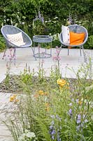 Coin salon avec deux fauteuils et plantation de fleurs riches en nectar - The Urban Pollinator Garden, conçu par Caitlin McLaughlin RHS Hampton Court Palace Garden Festival, 2019