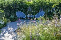 Coin salon avec deux fauteuils et plantation de fleurs riches en nectar - The Urban Pollinator Garden - RHS Hampton Court Palace Garden Festival, 2019 - Designer: Caitlin McLaughlin