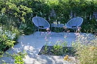 Coin salon avec deux fauteuils et plantation de fleurs riches en nectar - The Urban Pollinator Garden - RHS Hampton Court Palace Garden Festival, 2019.