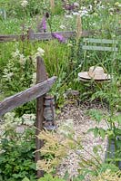 Plantes vivaces le long d'une clôture en bois rustique dans le BBC Spring Watch Garden au RHS Hampton Court Festival - Conception: Jo Thompson en consultation avec Kate Bradbury