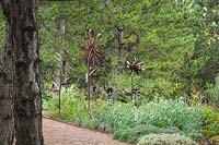 Pinus nigra - Fleurs métalliques artisanales sous les pins autrichiens.
