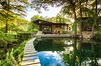 Vue des tremplins le long de la piscine à Mill Creek Ranch à Vanderpool, Texas conçu par Ten Eyck Landscape Inc, juillet.