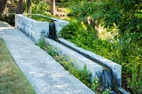 Fontaine à eau de source en béton, Mill Creek ranch à Vanderpool, Texas, USA conçu par Ten Eyck Landscape Architects, juillet.