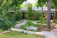 Zone pavée avec plantation mixte à Mill Creek Ranch à Vanderpool, Texas conçue par Ten Eyck Landscape Inc, juillet.