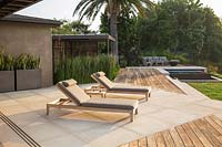 Jardin moderne avec terrasse et terrasse en bois, San Diego, USA