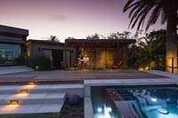 Jardin moderne et piscine à débordement, San Diego, USA