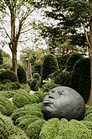 Jardin Emotions avec sculptures gouttes de pluie de de Samuel Salcedo. Les Jardins d Etretat, Normandie, France