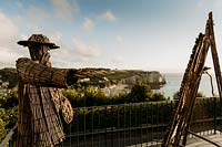 Jardin Impressions avec statue en osier de Claude Monet avec chevalet dominant la mer. Les Jardins d Etretat, Normandie, France