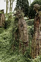 Personnes en osier par Agnieszka Gradzik et Wiktor Szostalo couvertes de Muehlenbeckia compactus. Les Jardins d Etretat, Normandie, France