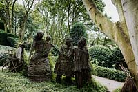 famille de personnes en osier par Agnieszka Gradzik et Wiktor Szostalo recouvert de Muehlenbeckia compactus. Les Jardins d ' Etretat, Normandie, France