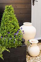 Jardinière en bois avec boîte clipsée et altos avec pots en céramique décoratifs