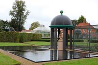 Gazebos métalliques entourés d'étangs peu profonds dans le jardin à l'italienne à Thenford Arboretum, UK