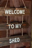 Panneau en bois suspendu 'Bienvenue dans ma remise'